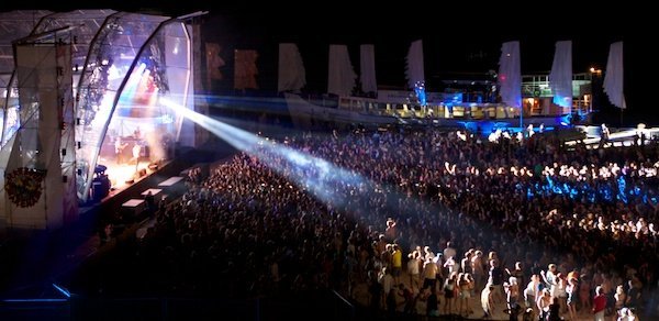 Outlook 2011 13022 A concert in an outdoor arena
